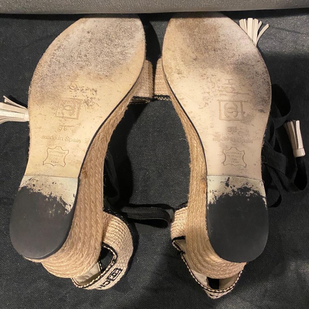 Chanel wrap around wedge size 38/8 tan with black logos woven wedge heel - Picture 4 of 7